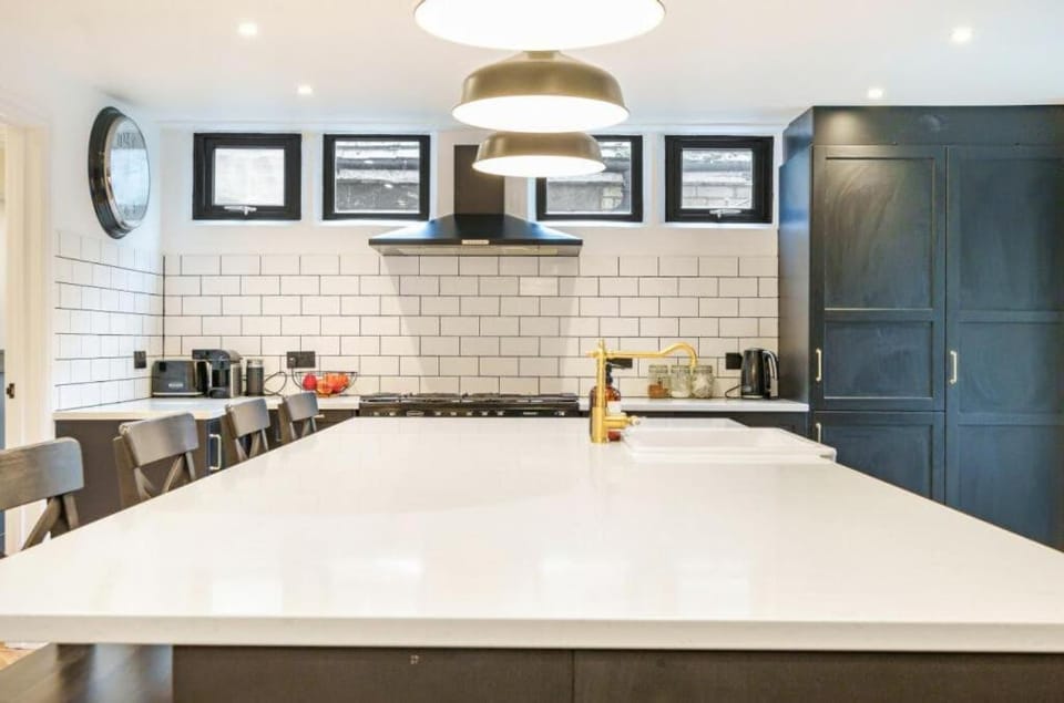 Kitchen or kitchenette, Dining area, stove