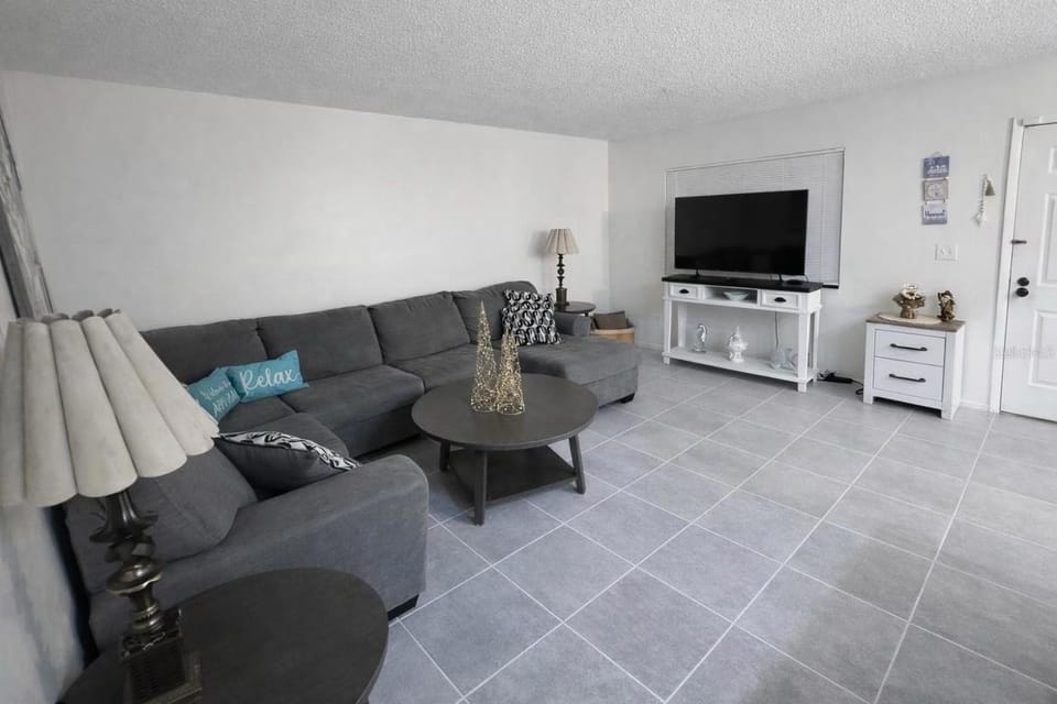 Communal lounge/ TV room, TV and multimedia, Living room, Seating area, Evening entertainment