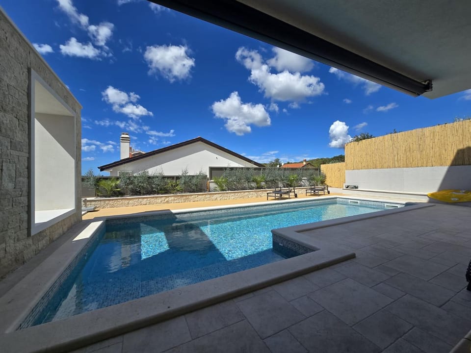 Pool view, Swimming pool, sunbed