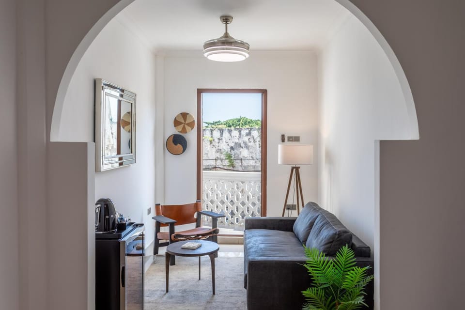 Coffee/tea facilities, Living room, Seating area, minibar