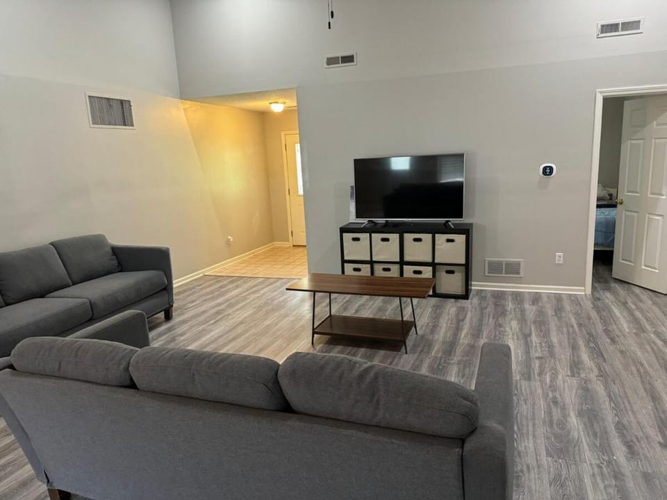 Pet-Friendly SW Home, 13 Mins to Mizzou House in Columbia