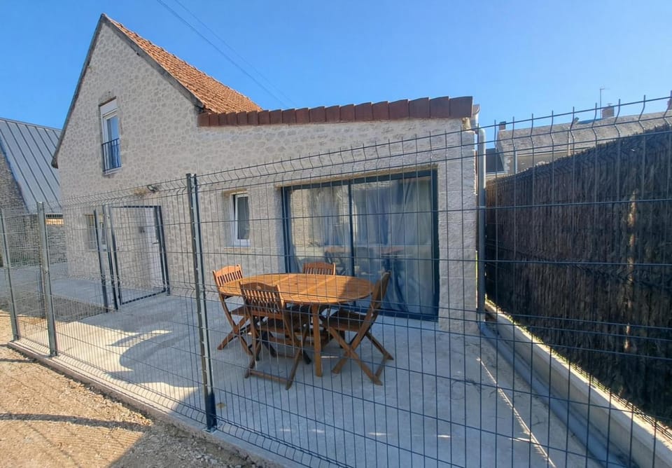 Property building, Patio, Day, View (from property/room), Balcony/Terrace, Dining area