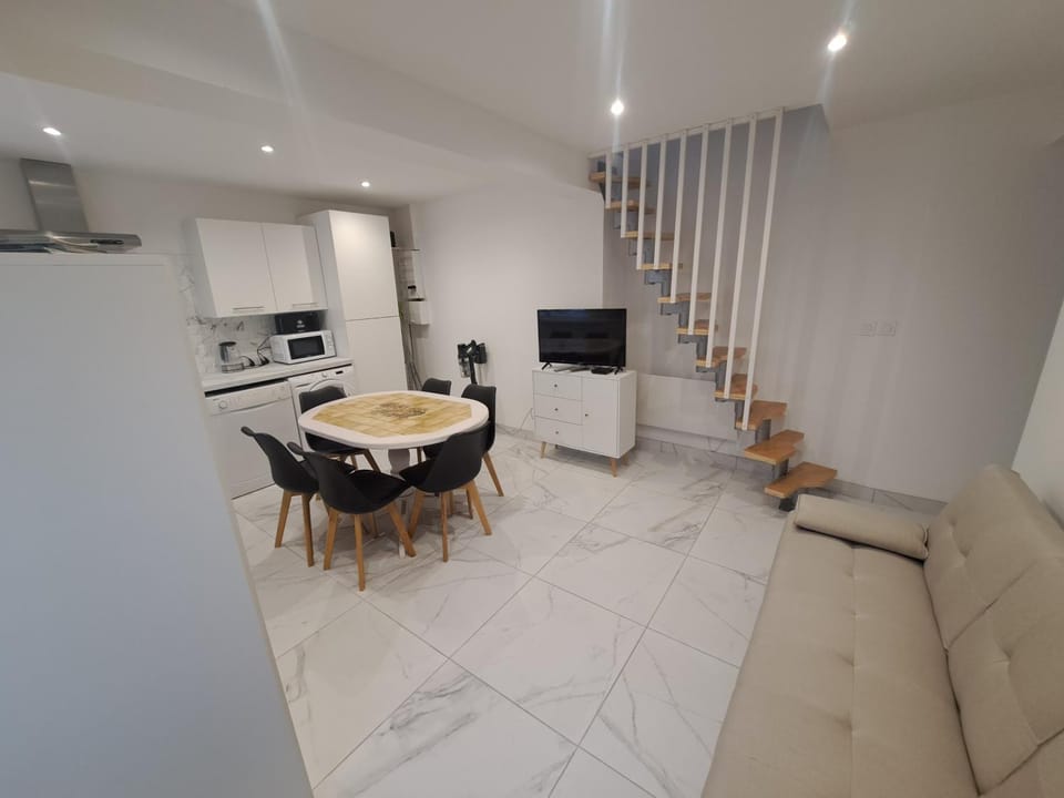 TV and multimedia, Kitchen or kitchenette, Living room, Seating area, Dining area, pet friendly, storage, stove, toaster