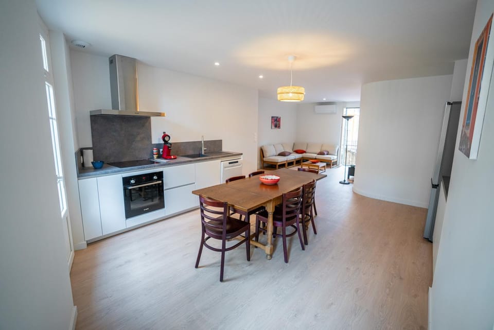 Kitchen or kitchenette, Dining area