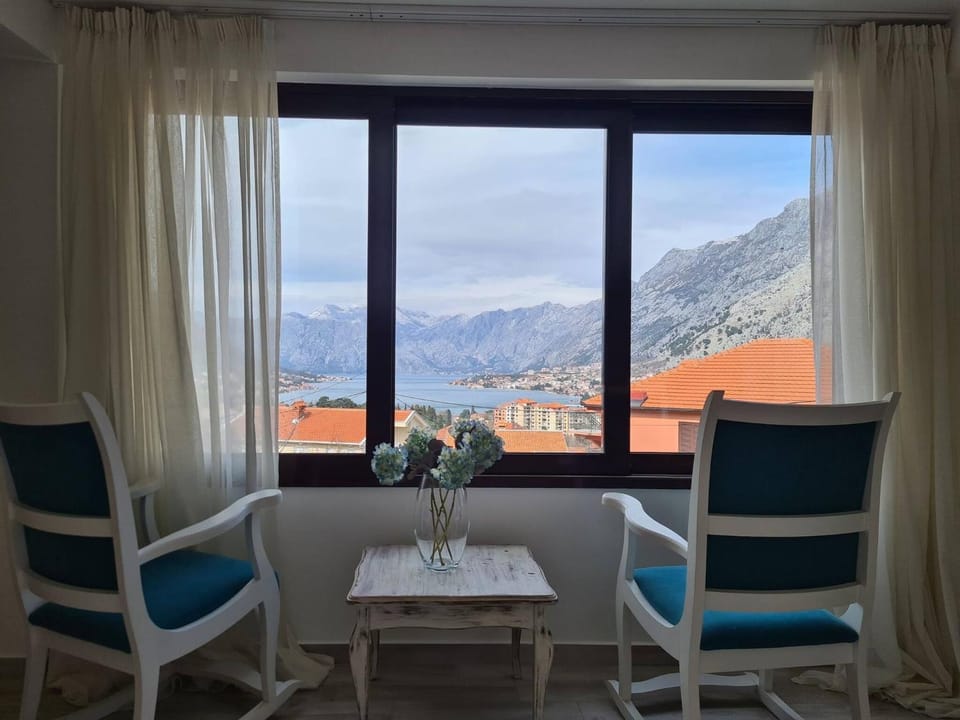 Day, View (from property/room), Decorative detail, Seating area, City view, Mountain view, River view, Time of day