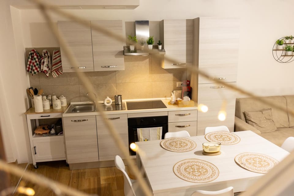Kitchen or kitchenette, Dining area