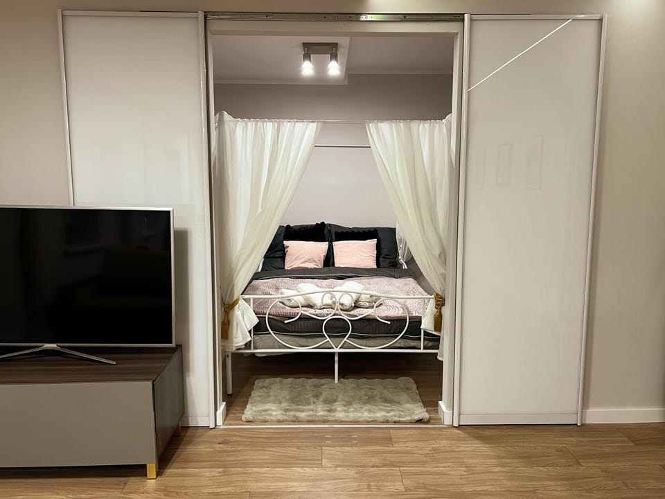 Bed, TV and multimedia, Photo of the whole room, Evening entertainment, Bedroom