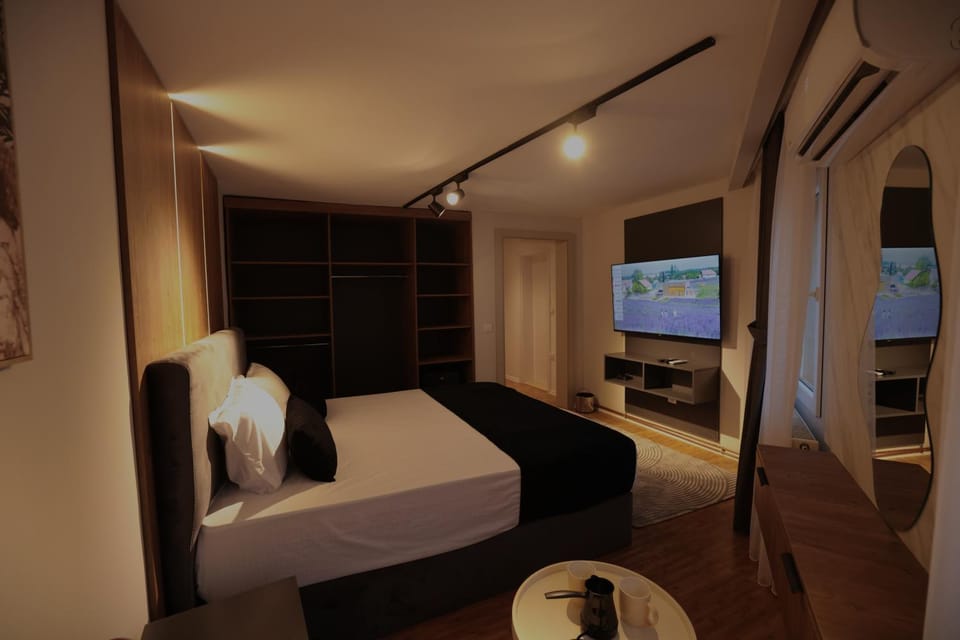 Bed, TV and multimedia, Bedroom