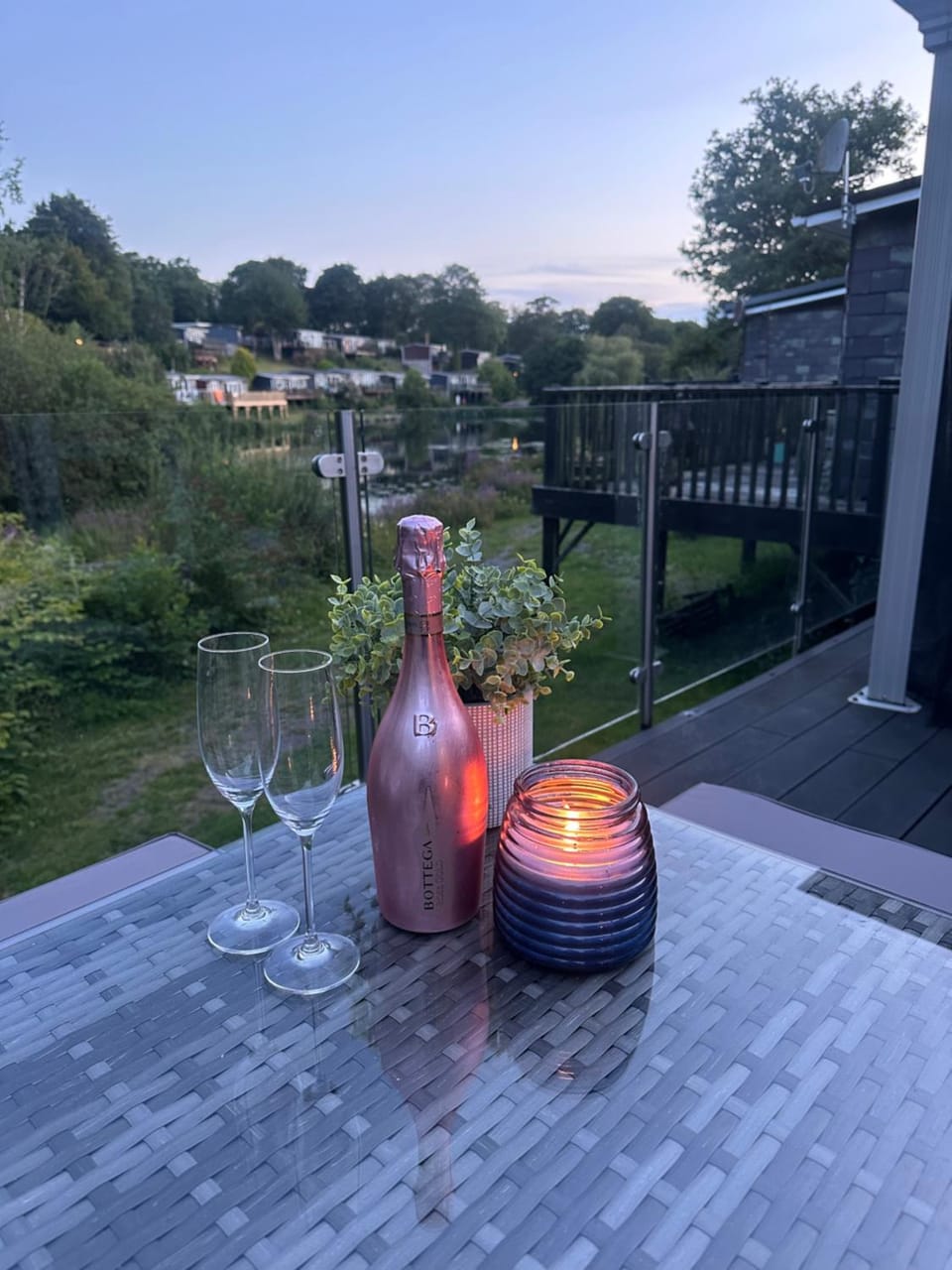 Swan lake lodge Apartment in Wales