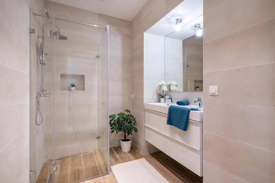 Luxe Skyline Serenity Retreat by Dohany Synagogue Apartment in Budapest