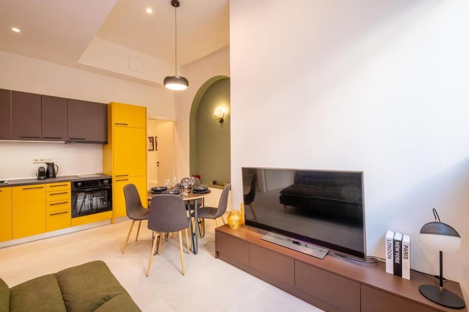 TV and multimedia, Kitchen or kitchenette, Living room, Seating area, Dining area, Evening entertainment, oven, stove