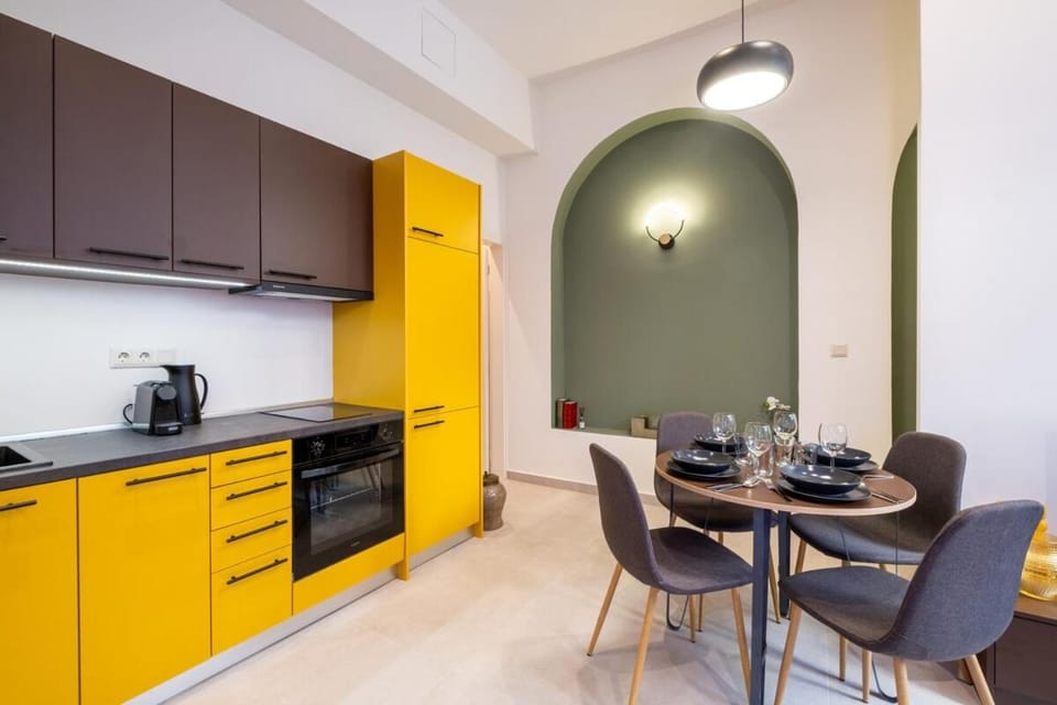 Kitchen or kitchenette, Seating area, Dining area, oven, stove