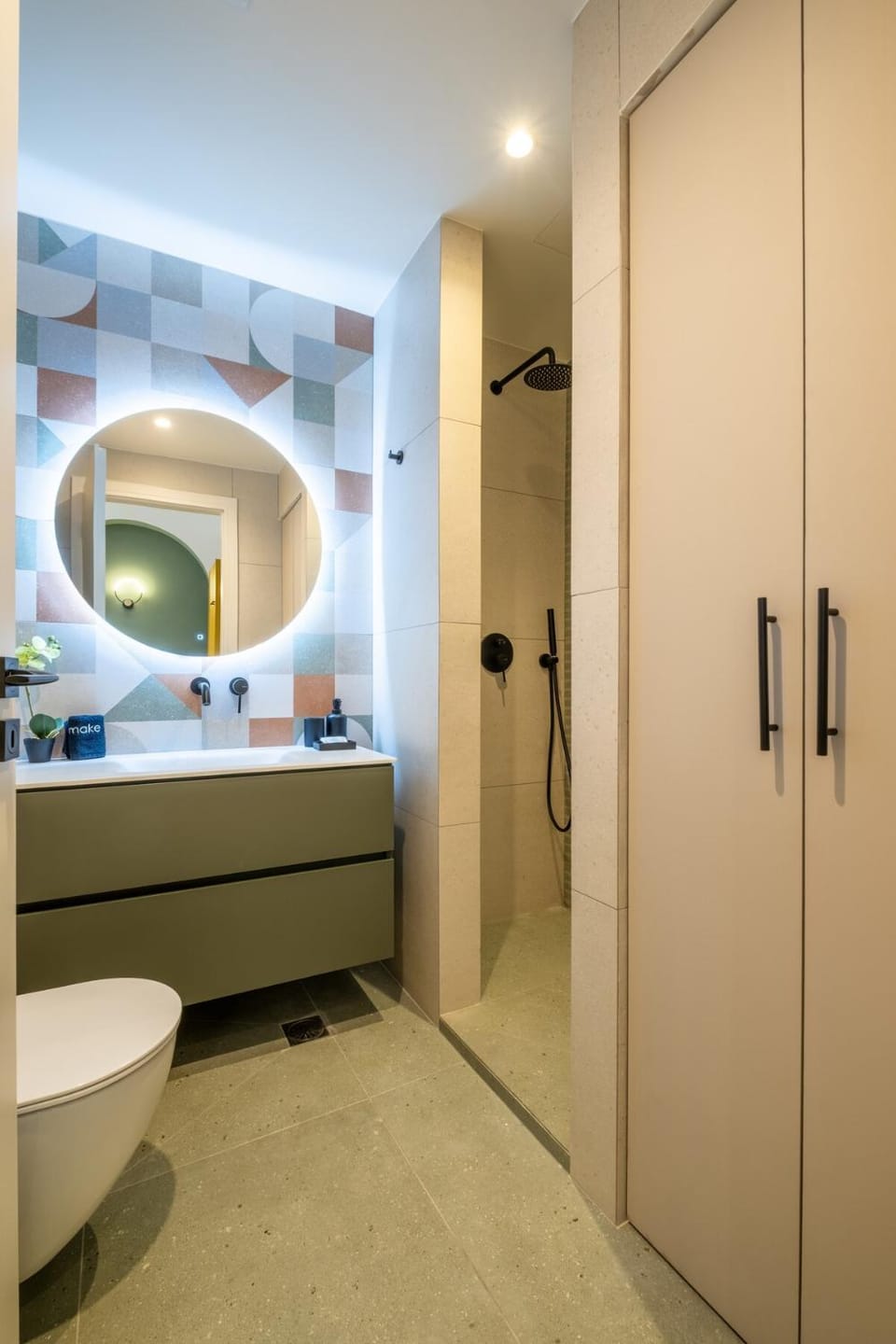 Shower, Toilet, Bathroom, wardrobe