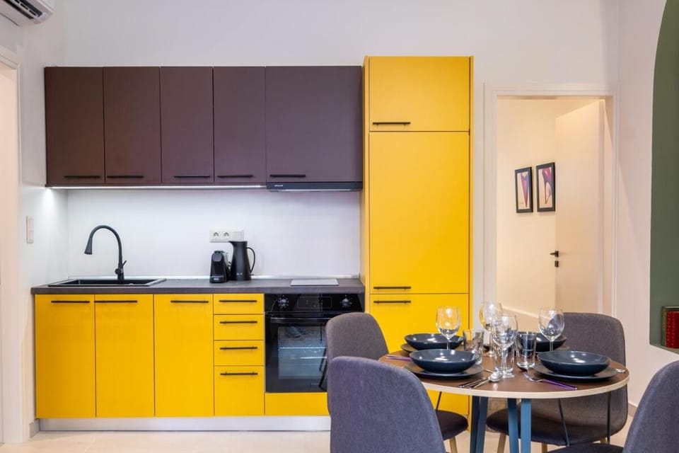 Coffee/tea facilities, Kitchen or kitchenette, Dining area, oven, stove