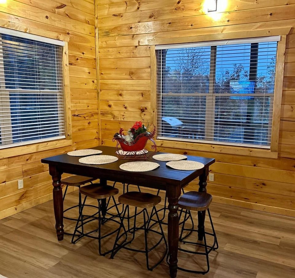 Relaxing cabin retreat-pool, hot tub and game room Cabin in Sevier County