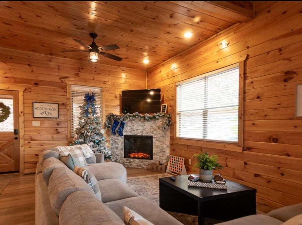 Relaxing cabin retreat-pool, hot tub and game room Cabin in Sevier County