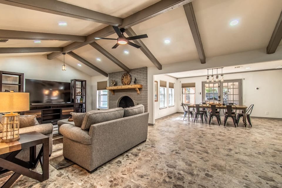 Texas Retreat on Ocean Drive Sleeps 19 with Hot Tub & Game Room House in Nueces County