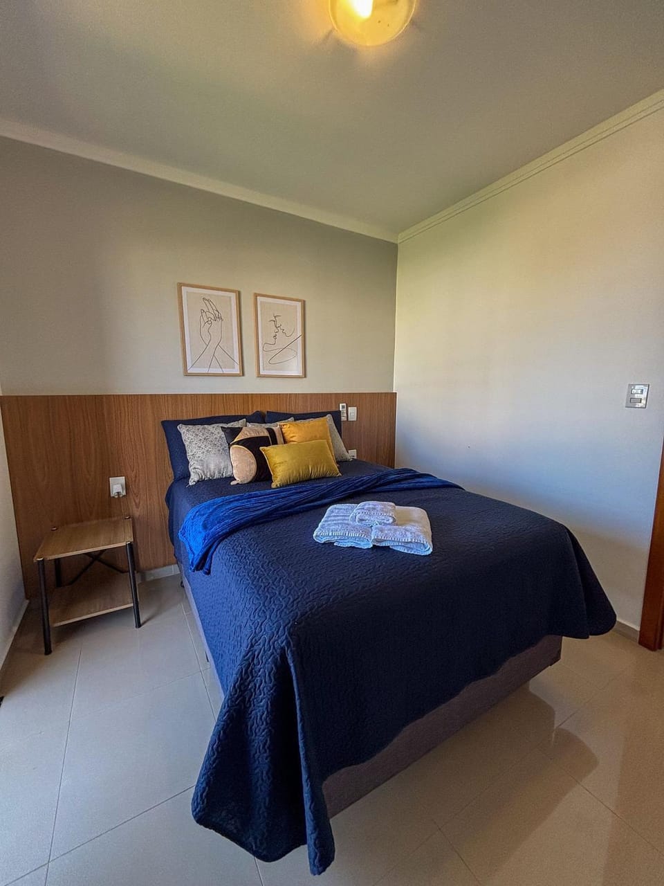Photo of the whole room, Bedroom