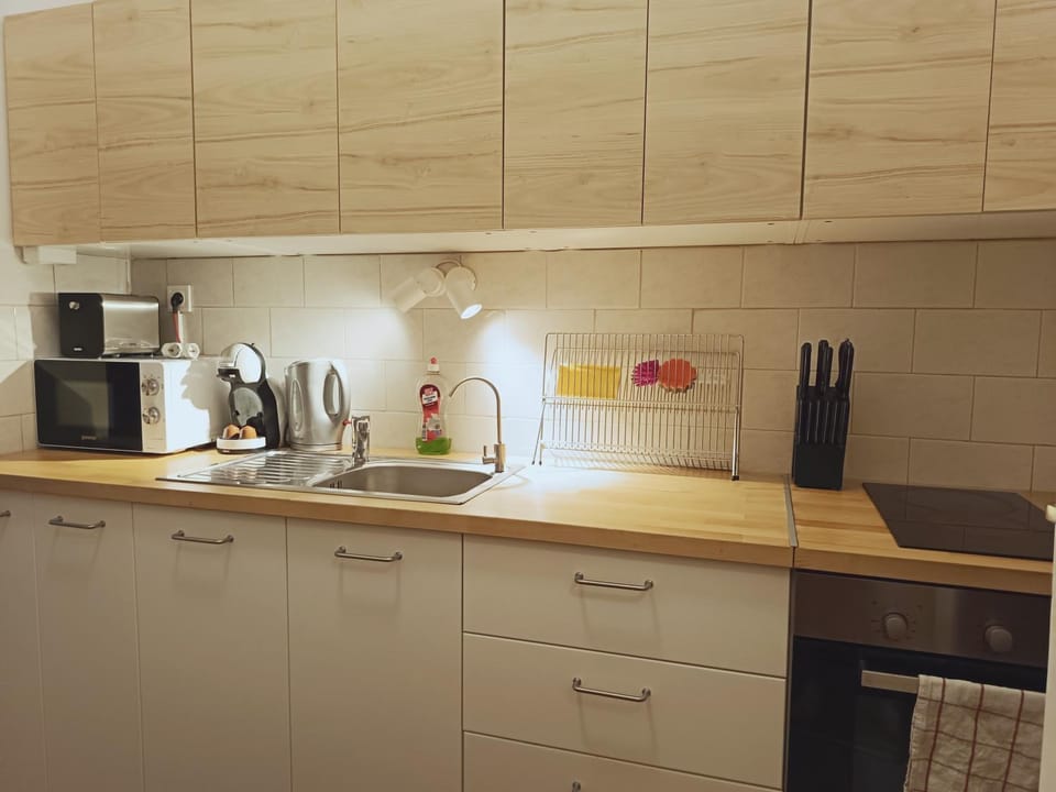 Coffee/tea facilities, Kitchen or kitchenette, stove, toaster