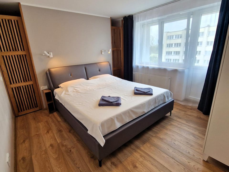 Bed, Bedroom, towels