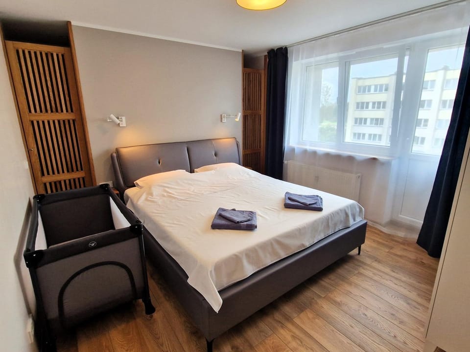 Bed, Bedroom, cot, towels