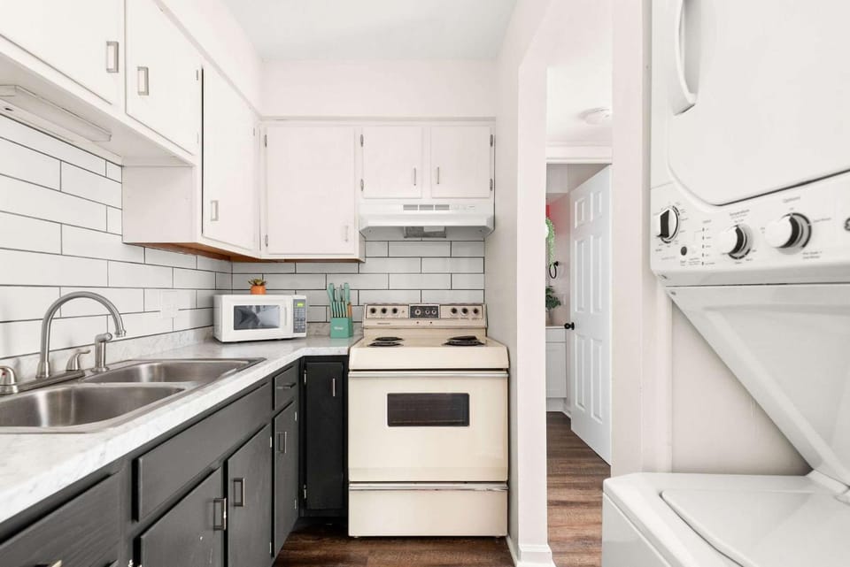 Kitchen or kitchenette, microwave, oven, stove