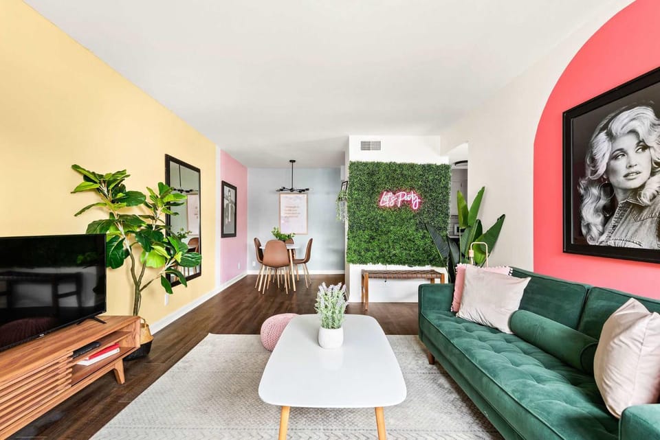 TV and multimedia, Living room, Decorative detail, Seating area