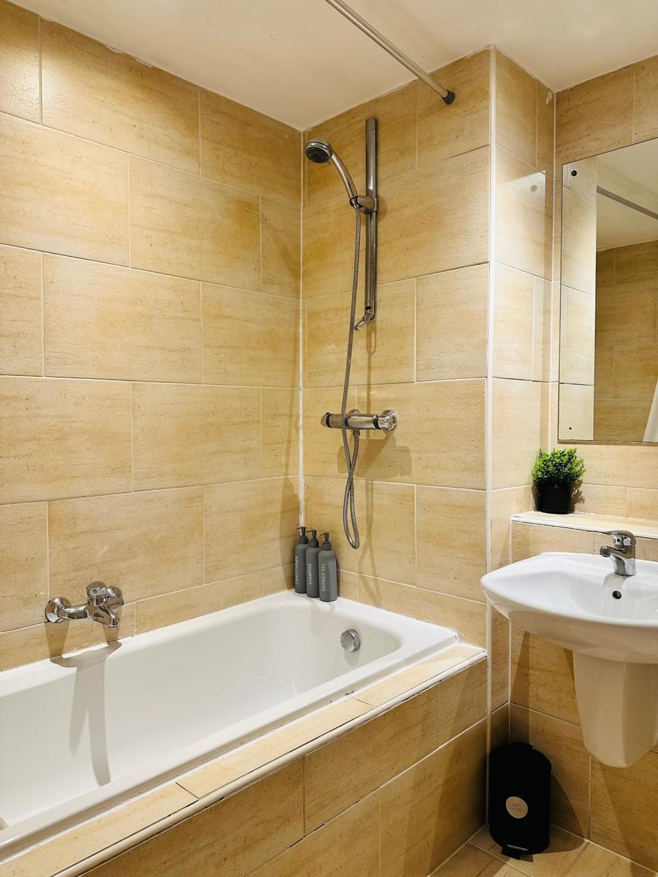 2 Bedroom City Centre Apartment Free Secure Parking Apartment in Liverpool