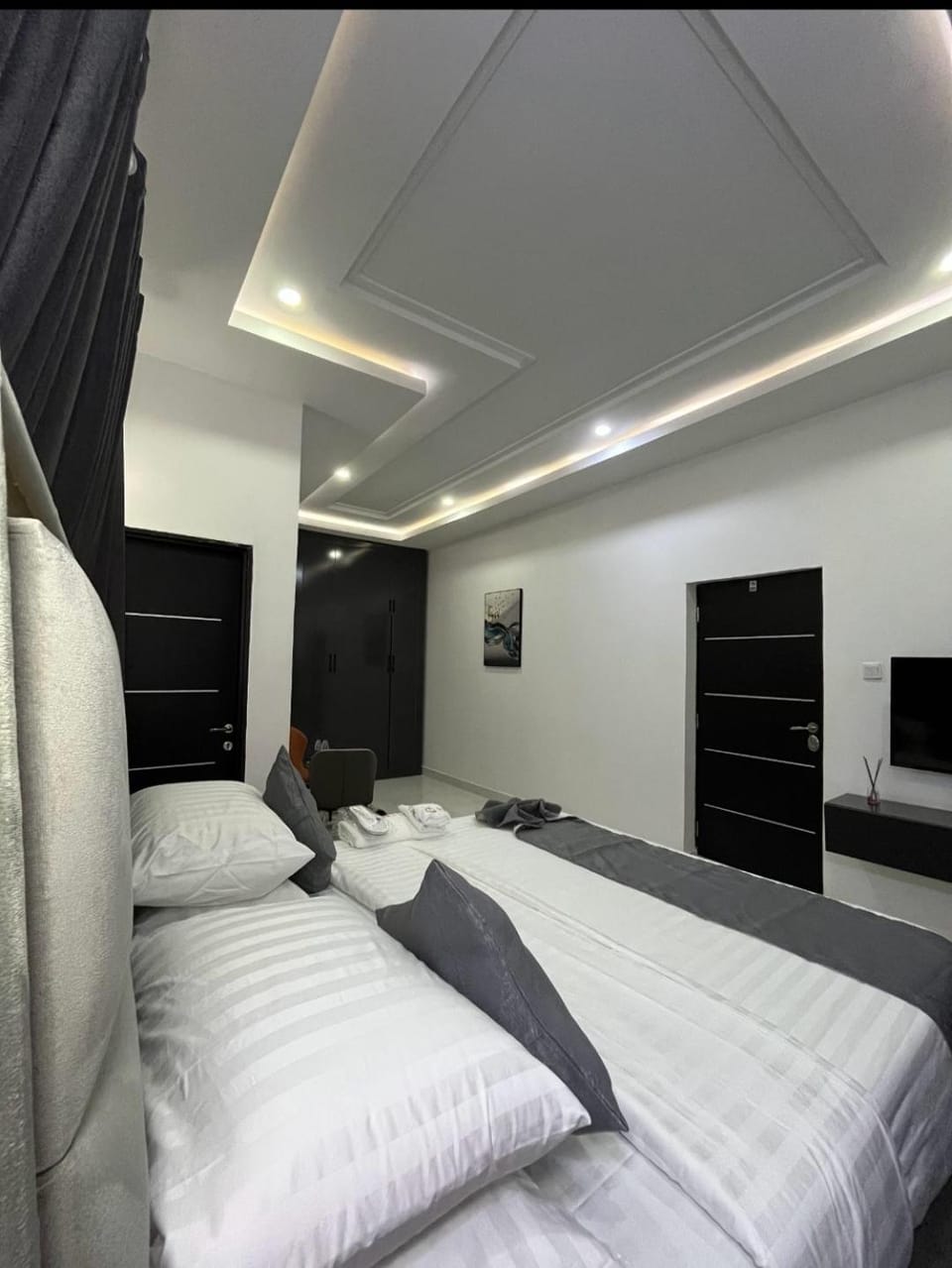 Bed, TV and multimedia, Photo of the whole room, Bedroom