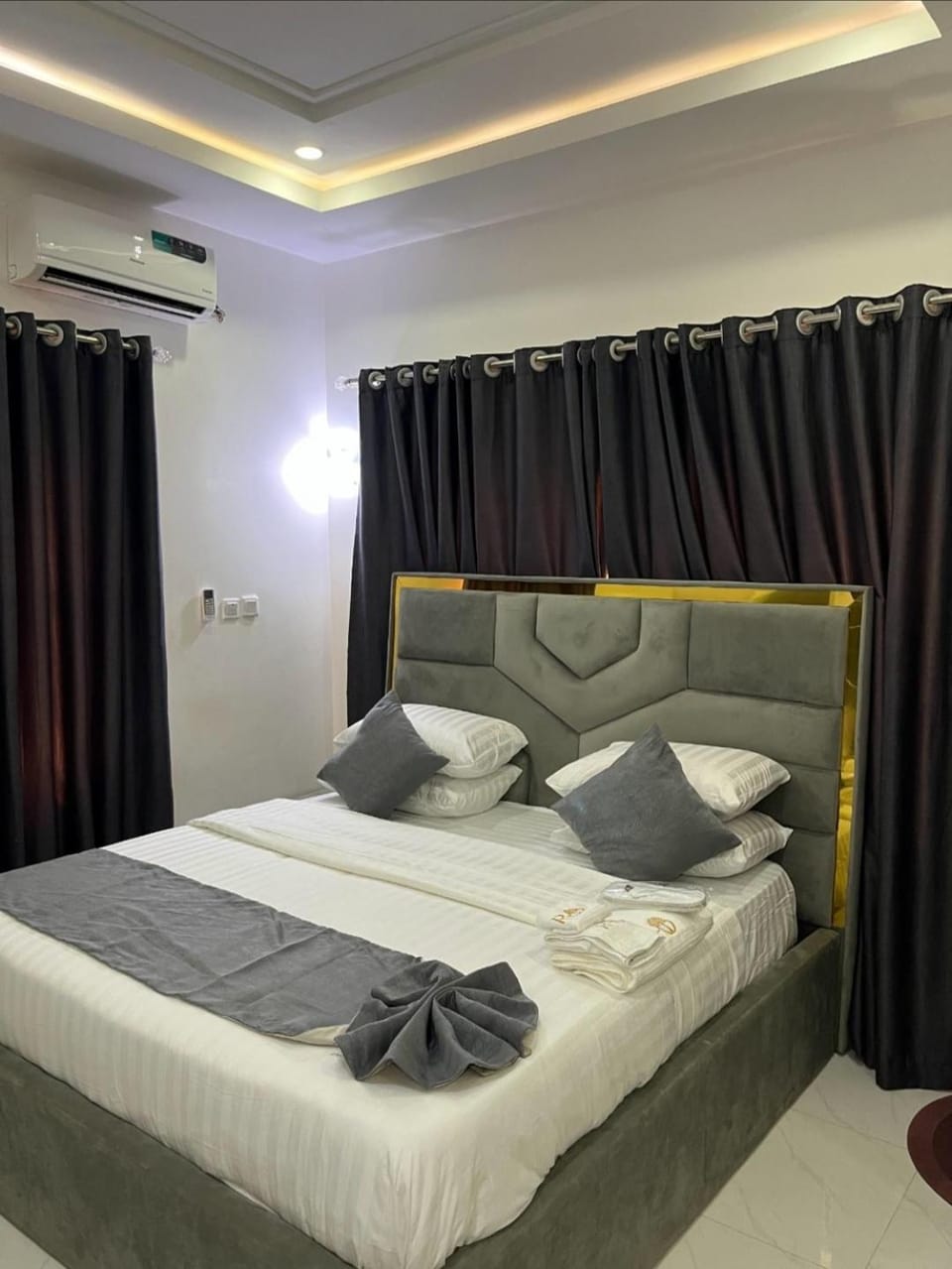 Bed, Bedroom, towels, air conditioner