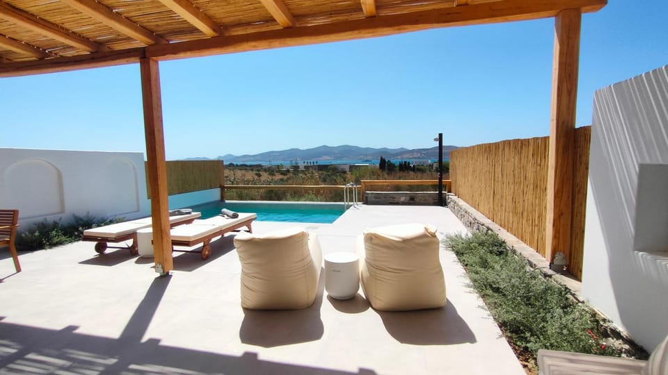 Patio, Day, Natural landscape, View (from property/room), Balcony/Terrace, Pool view, Swimming pool, sunbed