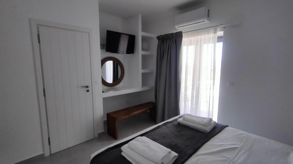 Bed, TV and multimedia, Bedroom, towels, wardrobe