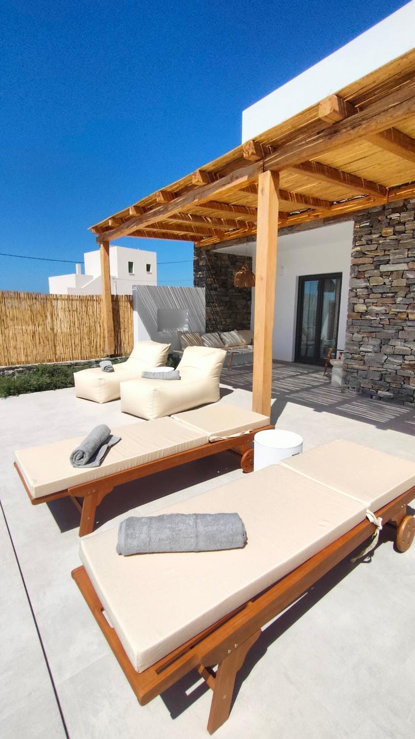 Patio, Day, sunbed