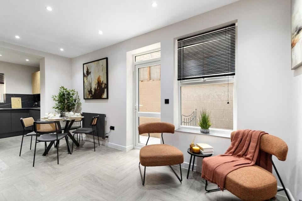 London Stratford 3 bedroom with Garden House in London