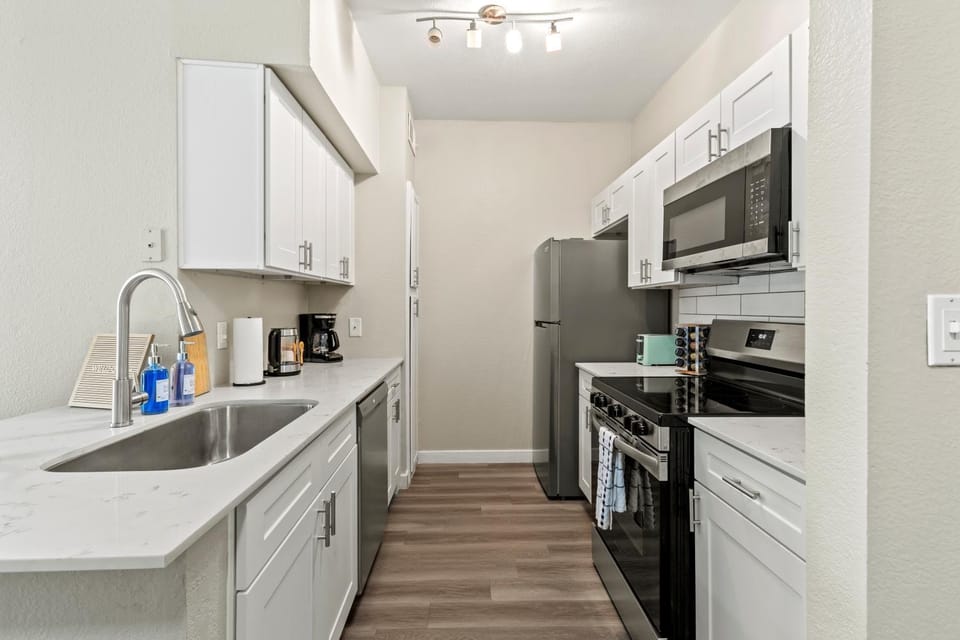 Lux 1BR - Pool, BBQ - Near Med District & Nightlife - Gated Community Apartment in Dallas