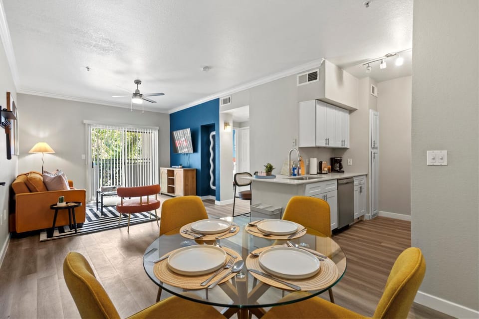 Lux 1BR - Pool, BBQ - Near Med District & Nightlife - Gated Community Apartment in Dallas
