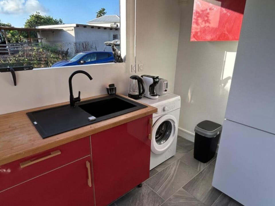 Coffee/tea facilities, Kitchen or kitchenette, stove, washing machine