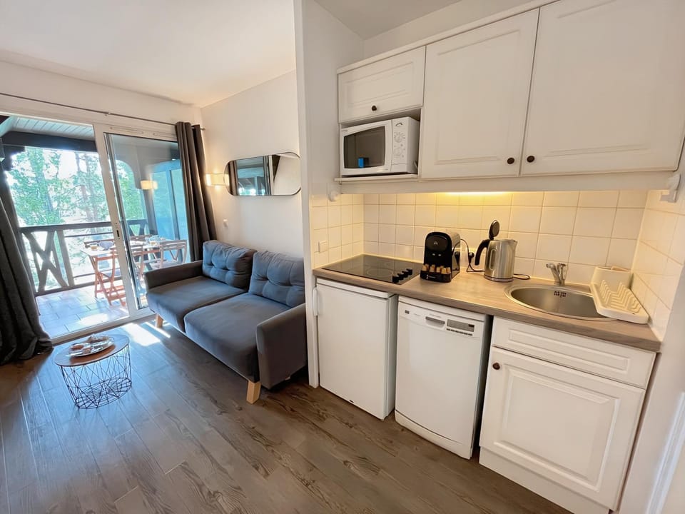 Lovely Apartment with Balcony - Golf course view - Free Parking and Heated Pool Apartment in Deauville