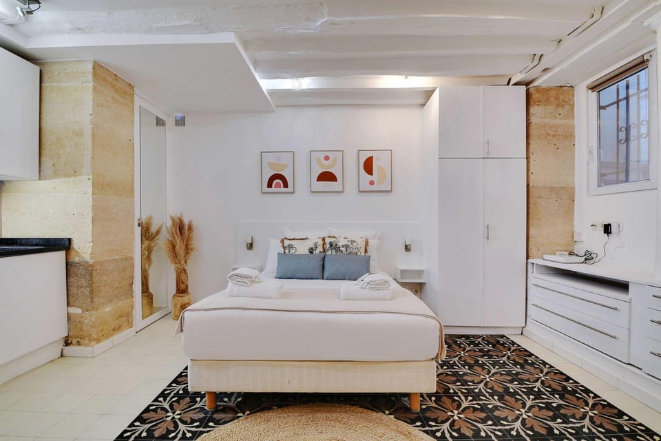 Bed, Living room, Photo of the whole room, Seating area, Bedroom, wardrobe