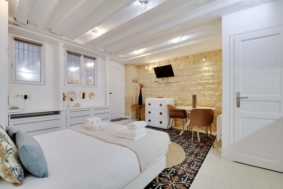 Bed, TV and multimedia, Photo of the whole room, Seating area, Bedroom