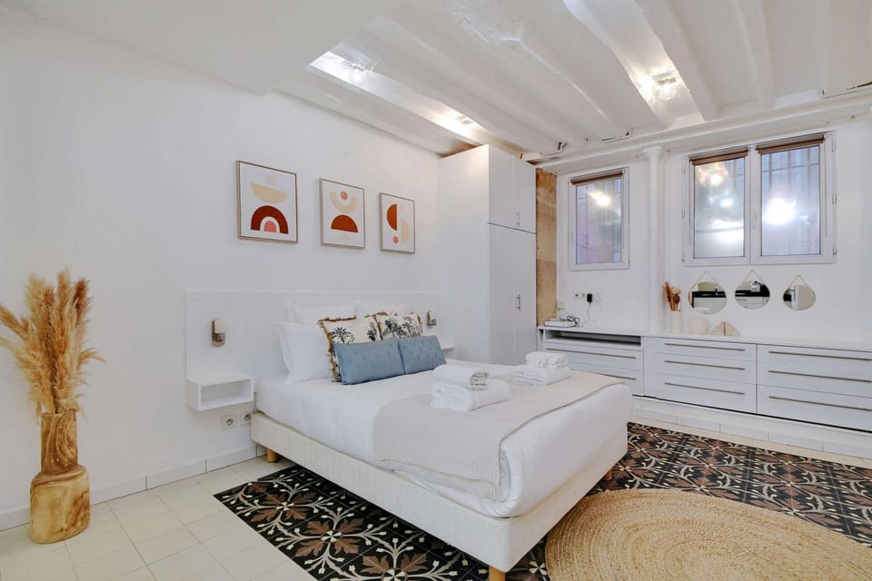 Bed, Photo of the whole room, Seating area, Bedroom, towels