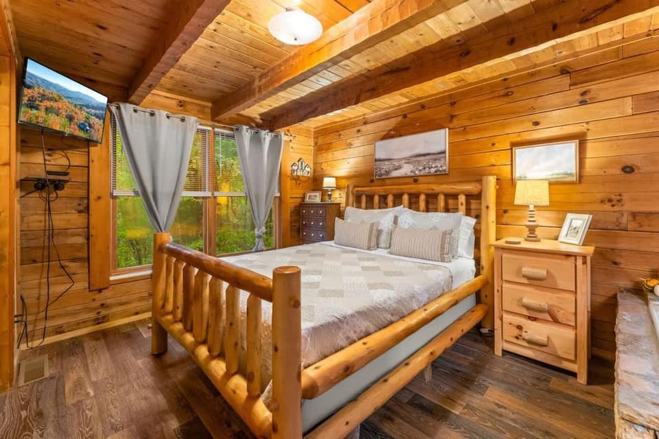 Secluded Cozy Cabin with Hot Tub & Fire Pit Cabin in Pigeon Forge