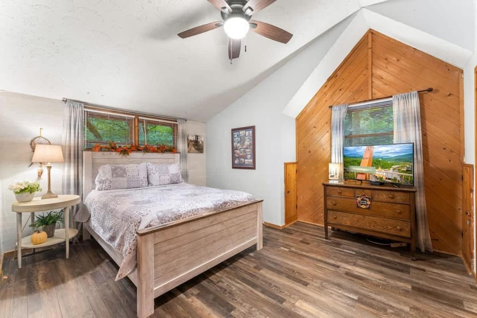 Secluded Cozy Cabin with Hot Tub & Fire Pit Cabin in Pigeon Forge