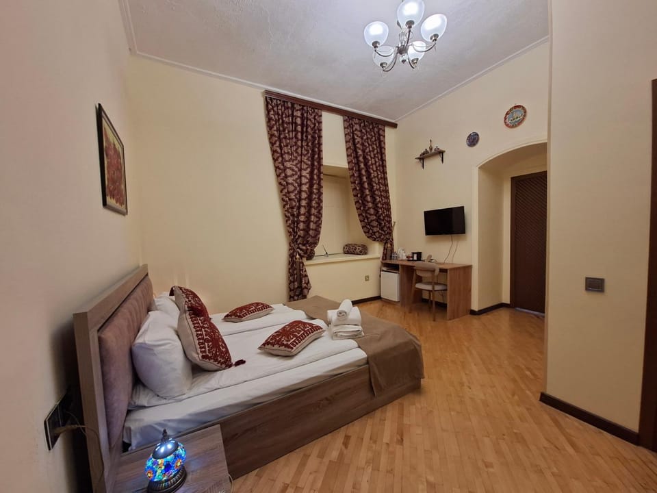 Bed, TV and multimedia, Photo of the whole room, Bedroom, towels