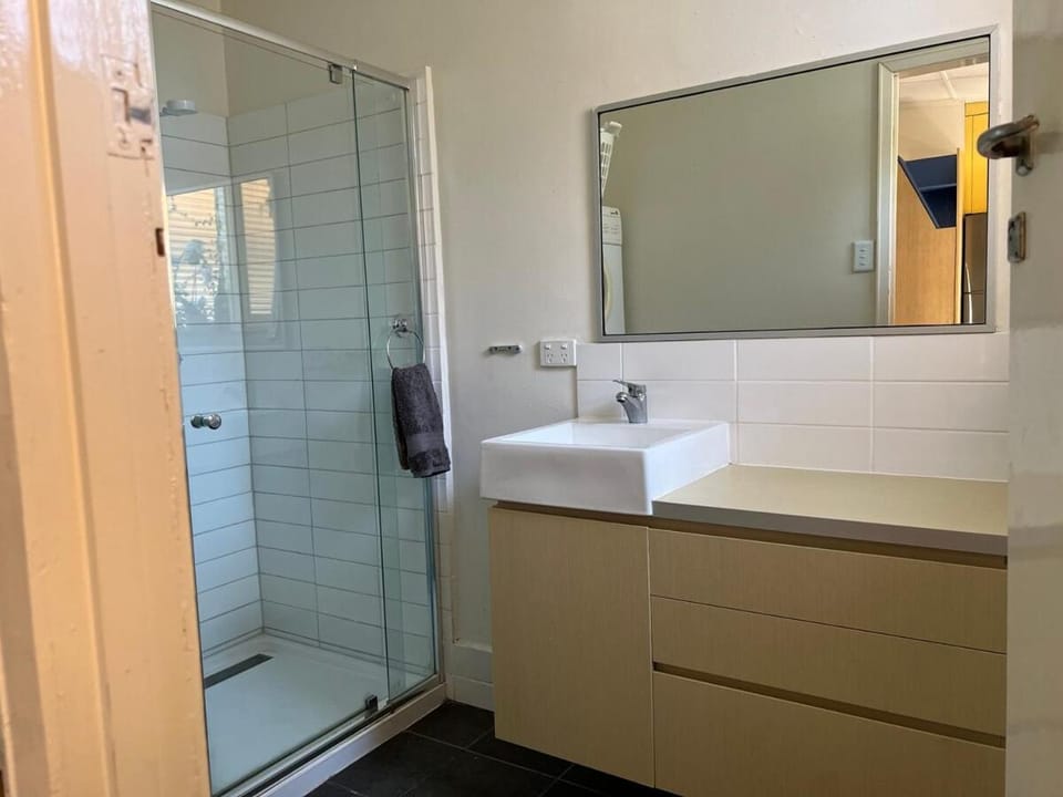 Shower, Bathroom, towels, washing machine
