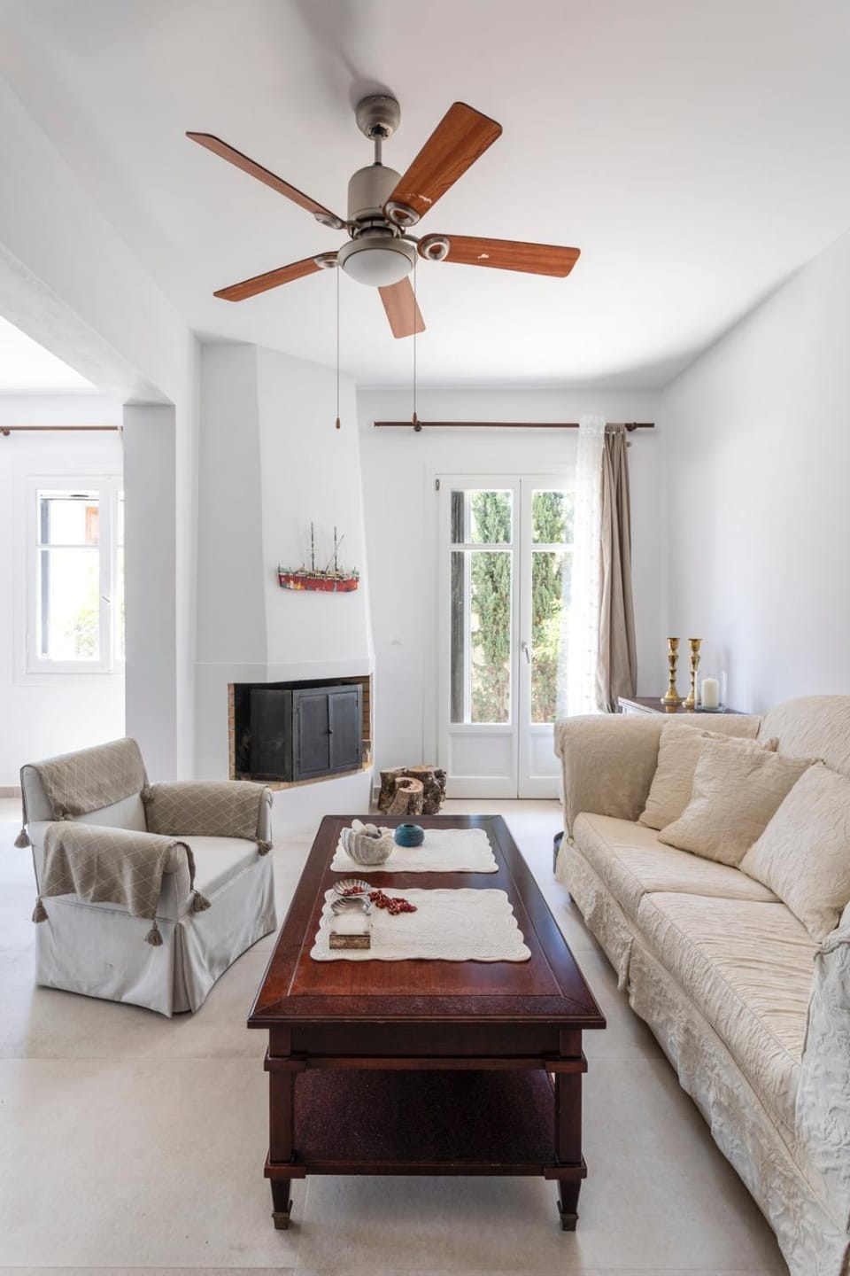 Communal lounge/ TV room, TV and multimedia, Living room, Seating area, fireplace