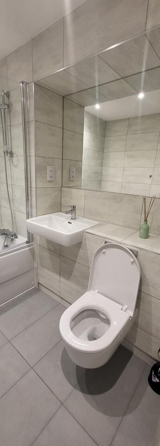 Next to Southall Station - Room in Brand New Shared Apartment Vacation rental in Southall
