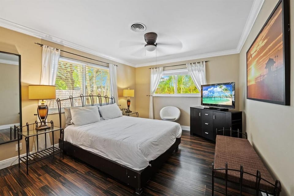Bed, TV and multimedia, Photo of the whole room, Bedroom