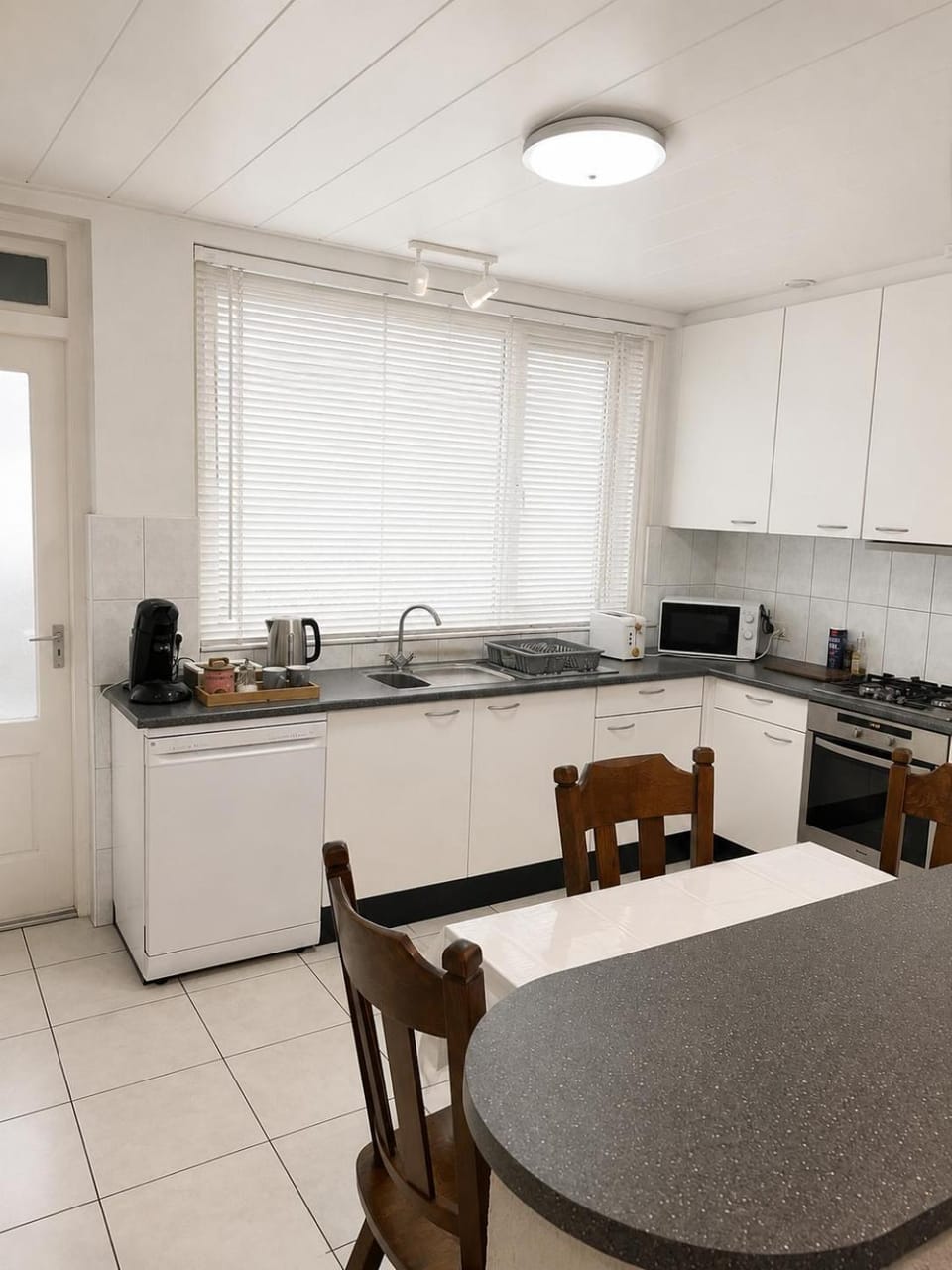 Coffee/tea facilities, Kitchen or kitchenette, Dining area, dishwasher, stove, toaster