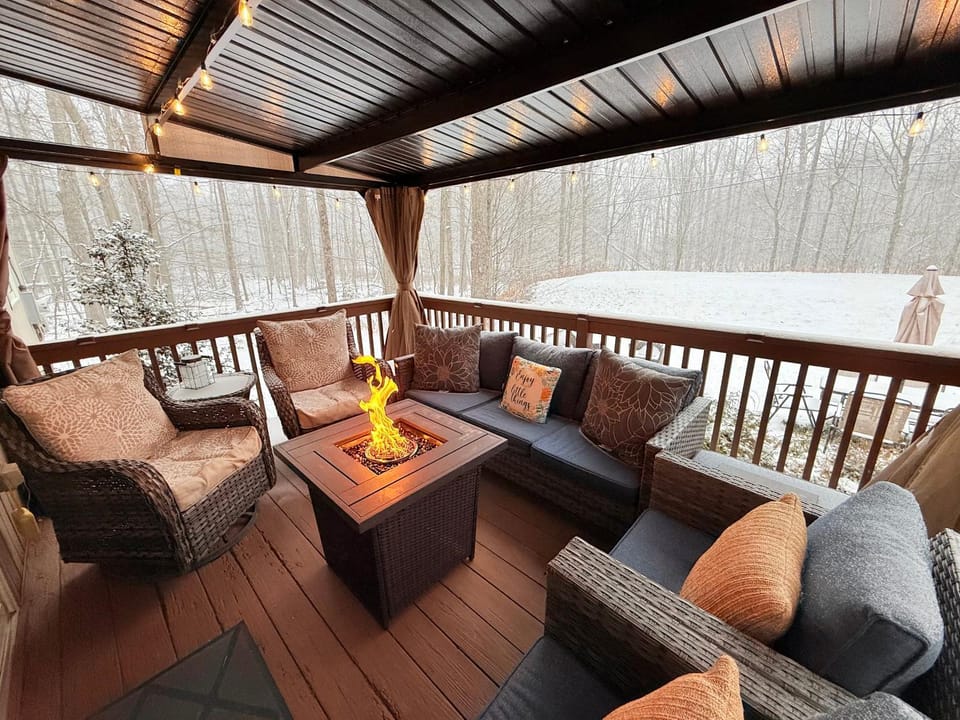 Modern Home - Privacy - Prime Location - 18min Camelback Ski Resort House in Coolbaugh Township